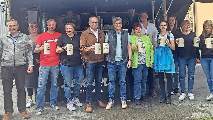 Bürgermeister Robert Hümmer (Mitte) eröffnete das Fest mit einem Bieranstich.
