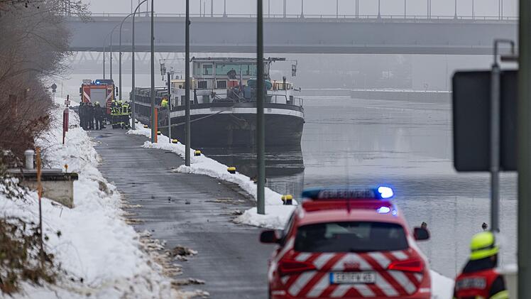 Schiff schl&auml;gt auf eisigem Main-Donau-Kanal bei Erlangen leck