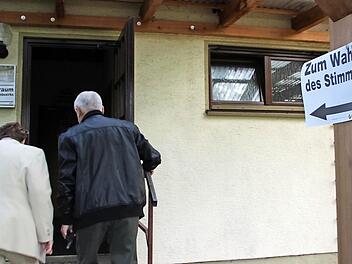 Von 8 bis 18 Uhr standen die Wahlräume offen, doch wie schon 2009 lief die Bundestagswahl schleppend an. In vielen Orten des Landkreises Haßberge verbanden die Menschen den Kirchgang mit der Stimmabgabe, so auch im Eberner Stadtteil Unterpreppach, wo unsere Aufnahme entstand. Am Ende gaben fast drei Viertel aller Wahlberechtigten aus dem Landkreis ihre Stimme ab.  Foto: Eckehard Kiesewetter