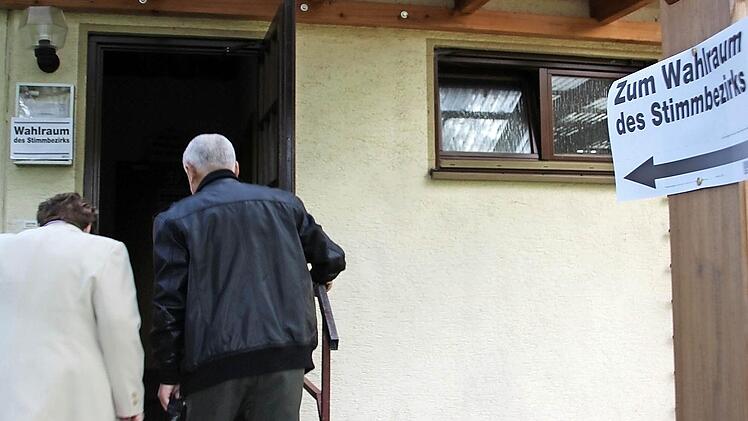 Von 8 bis 18 Uhr standen die Wahlräume offen, doch wie schon 2009 lief die Bundestagswahl schleppend an. In vielen Orten des Landkreises Haßberge verbanden die Menschen den Kirchgang mit der Stimmabgabe, so auch im Eberner Stadtteil Unterpreppach, wo unsere Aufnahme entstand. Am Ende gaben fast drei Viertel aller Wahlberechtigten aus dem Landkreis ihre Stimme ab.  Foto: Eckehard Kiesewetter