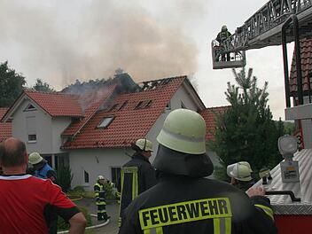 Die Feuerwehr löscht derzeit den Brand im Neustadter Knabweg. Fotos: Michael Stelzner
