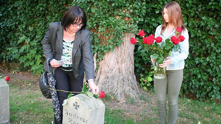 Teilnehmer der Feier legten Rosen nieder. Foto: Evi Seeger