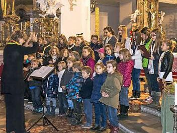 Für die Kinder ist es natürlich immer etwas Besonderes, bei einem Konzert vor großem Publikum aufzutreten. Fotos: Björn Hein