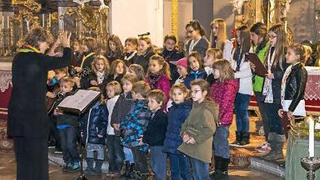 Für die Kinder ist es natürlich immer etwas Besonderes, bei einem Konzert vor großem Publikum aufzutreten. Fotos: Björn Hein