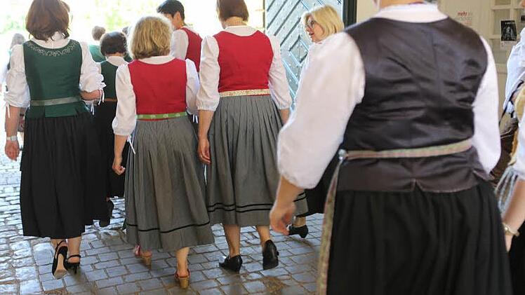 Charakteristisch f&uuml;r die fr&auml;nkische Tracht ist die Sch&uuml;rze: Sie besitzt keine Schleife. Vielmehr wird die Sch&uuml;rze mit einem Knopf vorne befestigt. Foto: Barbara Herbst