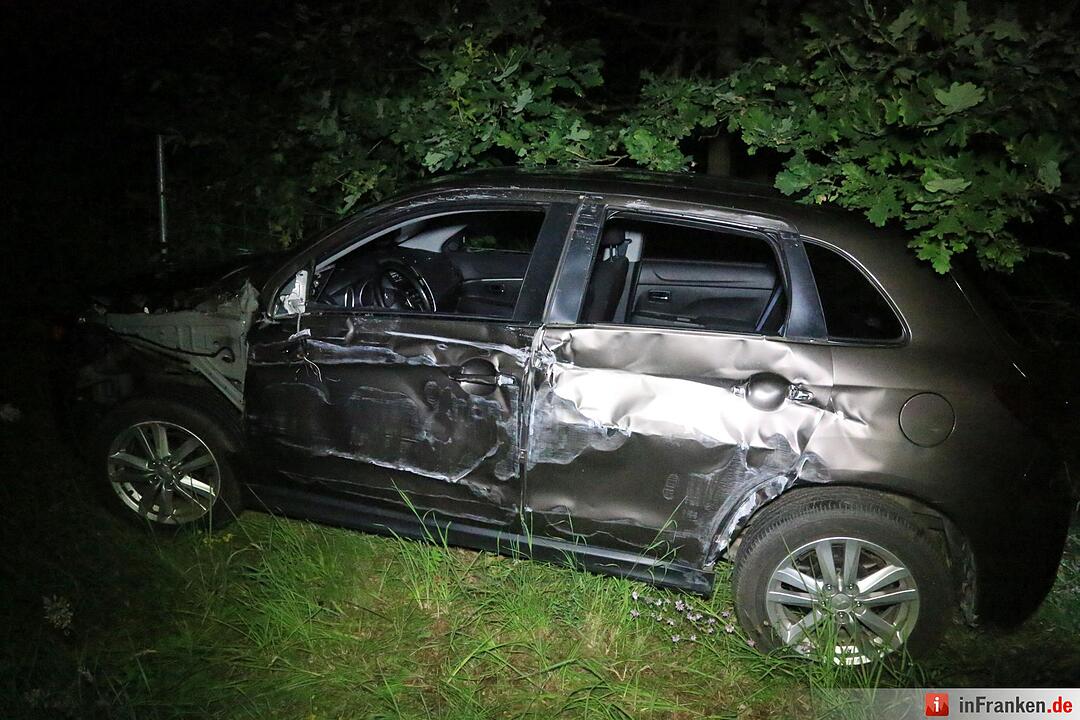 Auto rast auf A73 über Leitplanke