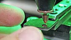 Der Laser arbeitet punktgenau und präzise.  Foto: Friederike Stark