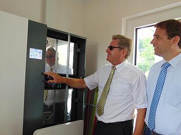 Hermann Ulm (r.) lässt sich innovative Klimaprojekte erklären.Foto: Petra Malbrich