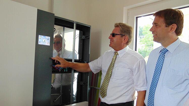 Hermann Ulm (r.) lässt sich innovative Klimaprojekte erklären.Foto: Petra Malbrich