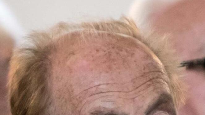 Impressionen von der Ahorner Serenade mit dem Collegium musicum Coburg unter Leitung von Thomas Ehrle. Aufmerksamer Zuhörer war de rKomponist Gerhard Deutschmann, von dem zwei Werke auf dem Programm standen.Foto: Jochen Berger