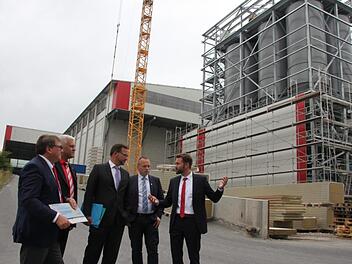 Das Wertstoffhaus steht. Der Leiter der technischen Zentralabteilung Thomas Struppert (rechts) erklärt das Pilotvorhaben. Mit im Bild von links: Geschäftsführer Nikolaus Wiegand, der Ludwigsstädter Bürgermeister Timo Ehrhardt, der Staatssekretär im Bundesumweltministerium Florian Pronold und der Steinbacher Bürgermeister Thomas Löffler. Foto: Veronika Schadeck