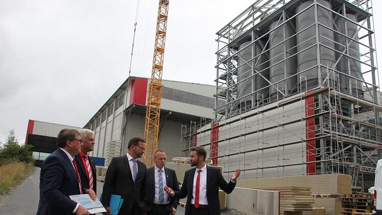 Das Wertstoffhaus steht. Der Leiter der technischen Zentralabteilung Thomas Struppert (rechts) erklärt das Pilotvorhaben. Mit im Bild von links: Geschäftsführer Nikolaus Wiegand, der Ludwigsstädter Bürgermeister Timo Ehrhardt, der Staatssekretär im Bundesumweltministerium Florian Pronold und der Steinbacher Bürgermeister Thomas Löffler. Foto: Veronika Schadeck