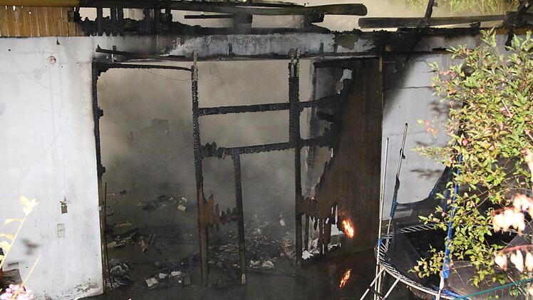Brand einer Lagerhalle in Autenhausen am Sonntagmorgen Foto: Michael Stelzner