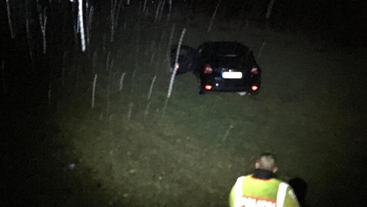 Der Ford Focus kam erst auf der ungefähr fünf Meter tiefer liegenden Wiese zum Stehen. Foto: Marian Hamacher