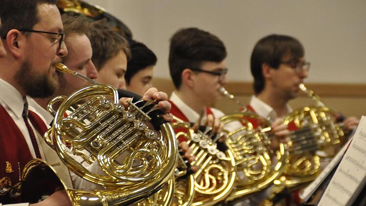 Mit einem mitreißenden Konzert begeisterten 71 Musiker des KJBO aus 31 Musikvereinen die Zuhörer in der Steinacher Henneberghalle. Foto: Peter Klopf