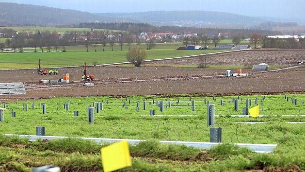 Im Süden Pfarrweisachs, unweit der B 279 (Bildmitte) entsteht zurzeit die Freiflächenvoltaikanlage "Heckenbrunn", die rechnerisch 2500 Haushalte mit Strom versorgen könnte. Im Hintergrund zu sehen Fischbach und - im Dunst verschwindend - Ebern. Foto: Eckehard Kiesewetter