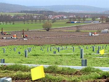Im Süden Pfarrweisachs, unweit der B 279 (Bildmitte) entsteht zurzeit die Freiflächenvoltaikanlage "Heckenbrunn", die rechnerisch 2500 Haushalte mit Strom versorgen könnte. Im Hintergrund zu sehen Fischbach und - im Dunst verschwindend - Ebern. Foto: Eckehard Kiesewetter