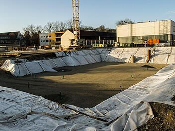 An der Bamberger Straße verwirklicht der CEB ein zweiteiliges Bauprojekt.  Aus der großen Baugrube soll das neue Sozialgebäude mit insgesamt vier Geschossebenen wachsen. Wegen des hohen Grundwassers  wird während der Bauzeit laufend Wasser abgepumpt . Foto: Jochen Berger