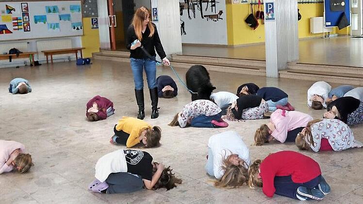 Die Kinder lernten unter anderem die Igelstellung kennen.  Fotos: Johanna Blum