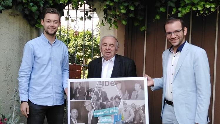 Mit einer Fotocollage aus seinem politischen Leben bedankten sich bei Heinz Hausmann JU-Kreisvorsitzender Markus Oesterlein und Kreisgeschäftsführer Marius Bittner. Foto: privat
