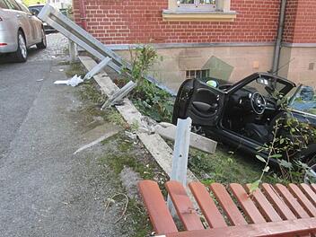 Ein Mini Cooper durchbrach am Montagnachmittag in der Bergstra&szlig;e eine Leitplanke und prallte gegen eine Hausmauer. Foto: Polizei