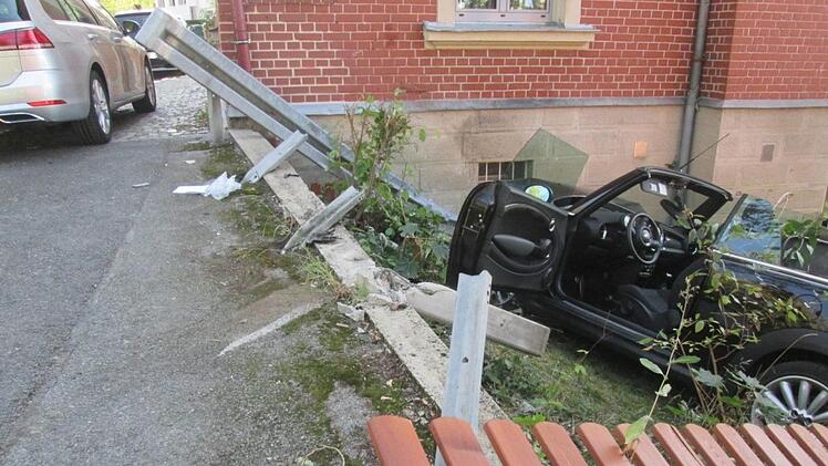 Ein Mini Cooper durchbrach am Montagnachmittag in der Bergstra&szlig;e eine Leitplanke und prallte gegen eine Hausmauer. Foto: Polizei
