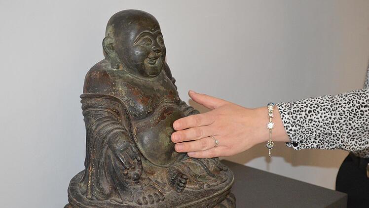 Das kann man in diesen Tagen brauchen: Diesem Buddha auf Schloss Aschach muss man einfach mal den Bauch streicheln, denn das bringt Gesundheit und Glück.  Foto: Archiv Isolde Krapf