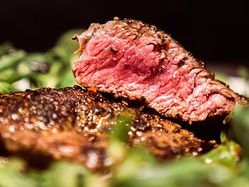 Steak - Rotes Fleisch füttert Krebszellen und gehört zu den krebserregenden Lebensmitteln