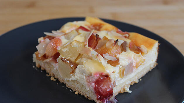 Blechkuchen mit Pflaumen und Birnen