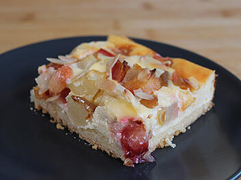 Blechkuchen mit Pflaumen und Birnen