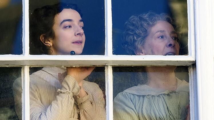 Jane Austen (Patsy Ferran, links) zeigt wenig Interesse an einer Heirat - zum Bedauern ihrer besorgten Mutter ("Downton Abbey"-Star Phyllis Logan).