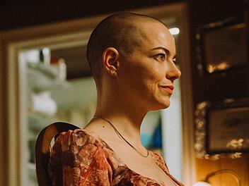 F&uuml;r ihre Hauptrolle in Yorgos Lanthimos' schwarzhumoriger Groteske "Bugonia" hatte Emma Stone den Mut, sich die Haare abzurasieren.