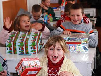 Strahlende Gesichter: Kinder in Moldau freuen sich über die Geschenke.  Foto: Weihnachten im Schuhkarton