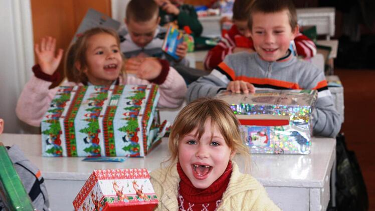 Strahlende Gesichter: Kinder in Moldau freuen sich über die Geschenke.  Foto: Weihnachten im Schuhkarton