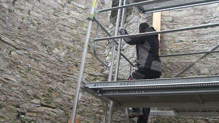 Im Inneren des Turms wurde eine Arbeitsbühne errichtet. Jonas Janorschke kontrolliert die Konstruktion.