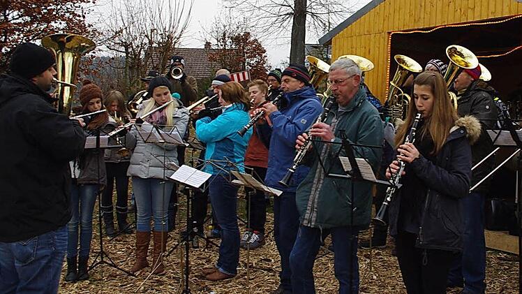 Die Eröffnung des Weihnachtsmarktes wurde vom Musikverein Wilhelmsthal mit Weisen umrahmt.
