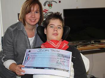 Heike Thein freut sich über die Spende der Dorfbewohner. Das Geld ermöglicht es ihr, ihren Sohn Jonas bei dessen Reha-Maßnahme zu begleiten. Foto: Manfred Wagner