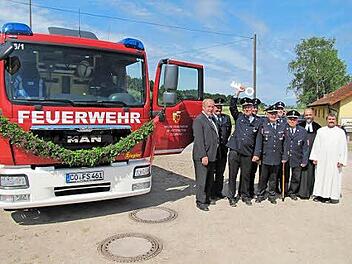 Endlich hat die Feuerwehr Schottenstein ihr lang ersehntes neues Einsatzfahrzeug. Bei der Schlüsselübergabe: Bürgermeister Werner Thomas (l.) und Kommandant Dietmar Schumann (Dritter v. l.) Foto: M Koch