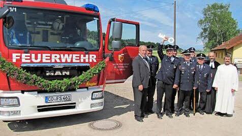 Endlich hat die Feuerwehr Schottenstein ihr lang ersehntes neues Einsatzfahrzeug. Bei der Schlüsselübergabe: Bürgermeister Werner Thomas (l.) und Kommandant Dietmar Schumann (Dritter v. l.) Foto: M Koch