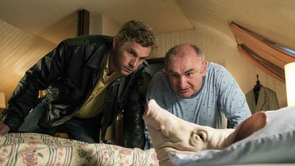 Schweinskopf al dente (Bundesstart: 11. August): Franz Eberhofer (Sebastian Bezzel) und sein Chef (Sigi Zimmerschied) inspizieren einen Schweinskopf. Foto: Constantinfilm