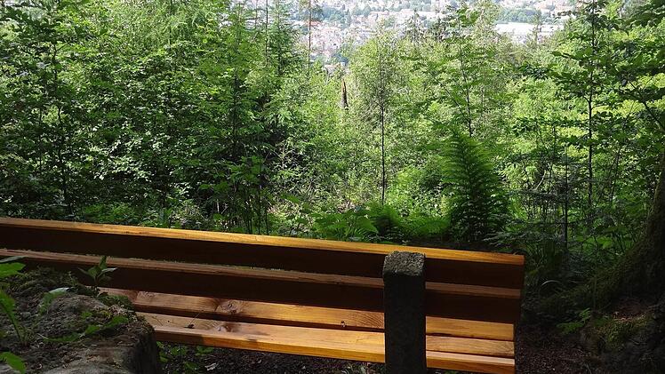 Die vor Jahren von der katholischen Kirche gestiftete Ruhebank hat eine neue Belattung erhalten. Foto: Dieter Seyfarth