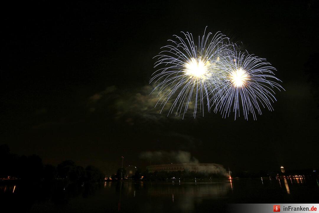 Abschlussfeuerwerk beim Nürnberger Volksfest