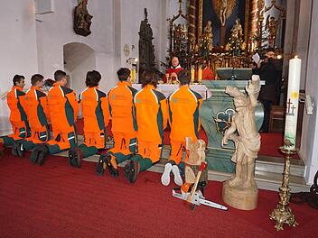 In ihrer Arbeitsuniform ministrierten die Ausbildenden der Forstbetriebe Bad Königshofen, Bad Brückenau und Heigenbrücken anlässlich des Dank- und Bittgottesdienstes zu Ehren des Heiligen Sebastian in der Klosterkirche am Kreuzberg. Foto: Marion Eckert