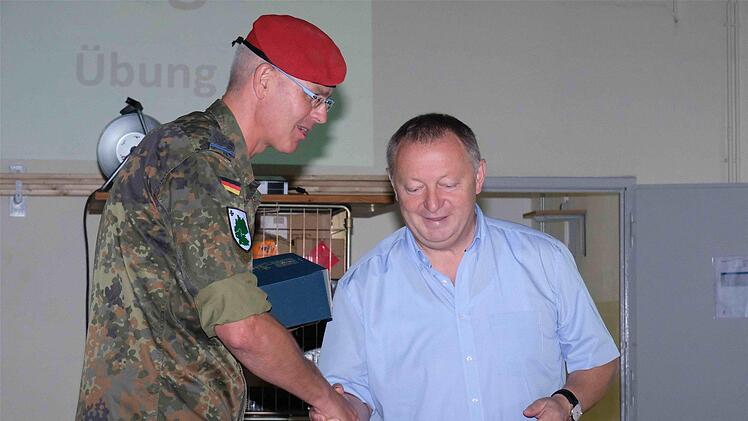 Landrat Thomas Bold dankte dem Kommandeur, Oberstleutnant Roman Jähnel, für die Übungsmöglichkeit in der Rhön-Kaserne.  Foto: Gerd Schaar