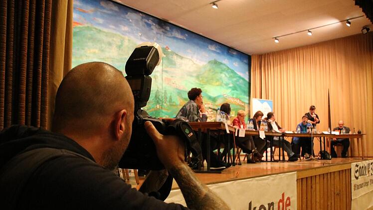 Eindrücke von der Podiumsdiskussion in Stengenroth. Foto: Ralf Ruppert