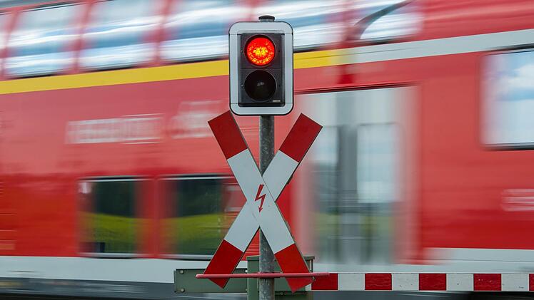 Die Bundespolizei fahndet nach einem etwa 25 Jahre alten Mann. Er war am Sonntag mit einem Regionalexpress aus Sonneberg (Abfahrt um 15.03 Uhr) in Richtung Coburg unterwegs. Doch in Neustadt endete die Fahrt bereits. Symbolfoto: Patrick Pleul/dpa