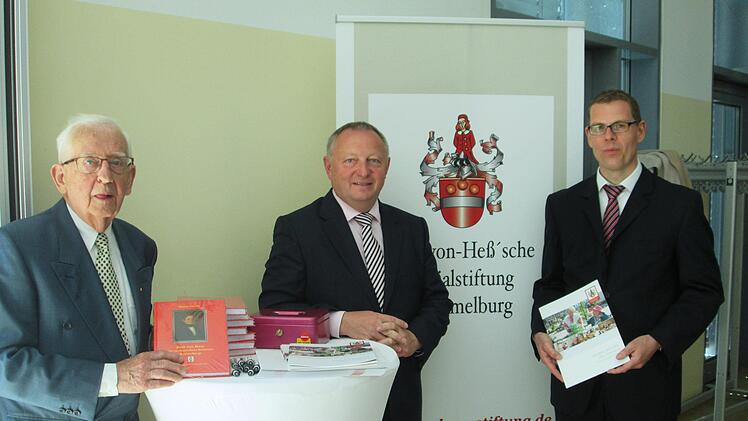Mit seinem Band über Carl von Heß übergab Autor Werner Eberth (von links) auch die Buchrechte an Landrat Thomas Bold und Stiftungsvorstand Marco Schäfer. Winfried Ehling