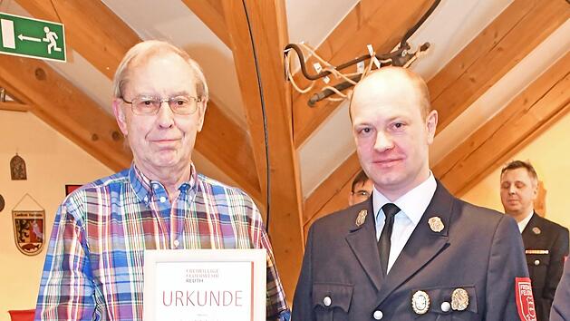 Josef Schmitt (l.) mit Vorsitzendem Stefan H&ouml;nig bei der Ehrung f&uuml;r 50 Jahre Mitgliedschaft