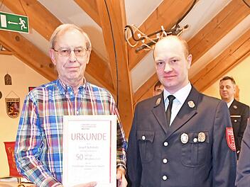 Josef Schmitt (l.) mit Vorsitzendem Stefan Hönig bei der Ehrung für 50 Jahre Mitgliedschaft