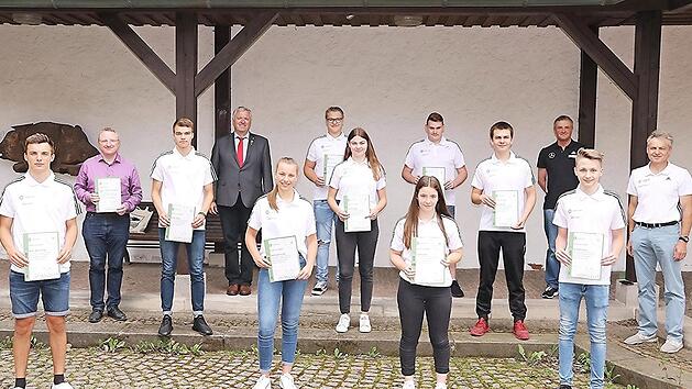 Stolz präsentieren die Schüler des Friedrich-Rückert-Gymnasiums Ebern ihre Jugend-Coach-Urkunden, die sie als erfolgreiche Teilnehmer für ein künftiges Traineramt prädestinieren. Das Foto zeigt sie mit Schulleiter Martin Pöhner (Zweiter von links), Bürgermeister Jürgen Hennemann (Vierter von links), Uwe Derra (rechts) sowie Michael Kotterba (Dritter von rechts).  Foto: Helmut Will